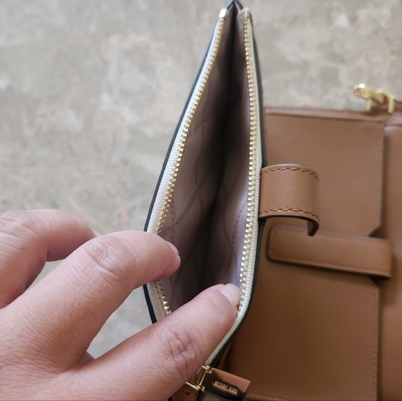 MICHAEL MICHAEL KORSAdele Logo Smartphone Wallet- vanilla/brown color - Picture 10 of 14